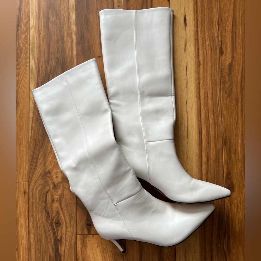 Wet kiss white boots size 9 NWOT